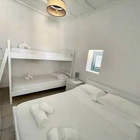 Black Pebble Myconian House * アノ・メラ